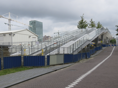 907488 Gezicht op de bouw van de bouw van de Moreelsebrug voor voetgangers en fietsers te Utrecht, vanaf de Rabostraat.